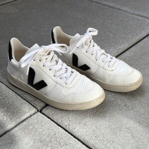 Veja V-90 Women’s Sneaker, size 38 (US 7)